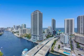 Stunning Beach Resort Large 4 Bedrooms Apartment - Hallandale Beach - 1