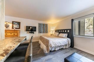 Charming Studio Deluxe w/Full Kitchen #115 at Donner Lake Village - Truckee - 0