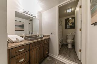 Charming Studio Deluxe w/Full Kitchen #115 at Donner Lake Village - Truckee - 4