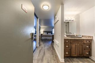 Charming Studio Deluxe w/Full Kitchen #115 at Donner Lake Village - Truckee - 9