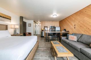 Lovely Studio w/Kitchen and Partial Lake View #122 at Donner Lake Village - Truckee - 6