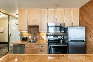 Lovely Studio w/Kitchen and Partial Lake View #122 at Donner Lake Village - Truckee - 4