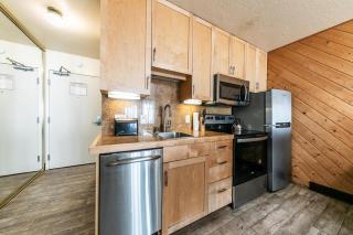 Lovely Studio w/Kitchen and Partial Lake View #122 at Donner Lake Village - Truckee - 3