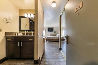 Lovely Studio w/Kitchen and Partial Lake View #122 at Donner Lake Village - Truckee - 7