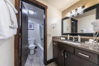 Lovely Studio w/Kitchen and Partial Lake View #122 at Donner Lake Village - Truckee - 9