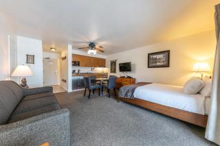 Cozy King Studio w/Lake View #145 at Donner Lake Village - Truckee - 7