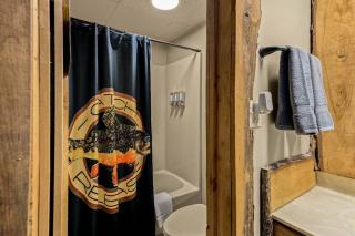Stonegate Lodge King Bed WIFI 50 in Roku TV Salt Water Pool Room # 101 - Eureka Springs - 4