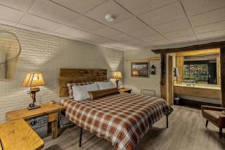 Stonegate Lodge King Bed WIFI 50 in Roku TV Salt Water Pool Room # 101 - Eureka Springs - 1