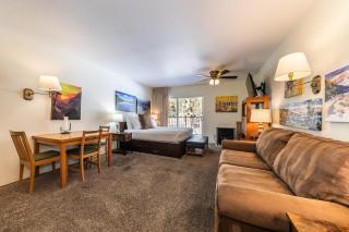 Cozy Studio w/Kitchenette and Balcony #212 at Donner Lake Village - Truckee - 4