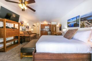 Cozy Studio w/Kitchenette and Balcony #212 at Donner Lake Village - Truckee - 3