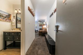 Cozy Studio w/Kitchenette and Balcony #212 at Donner Lake Village - Truckee - 7