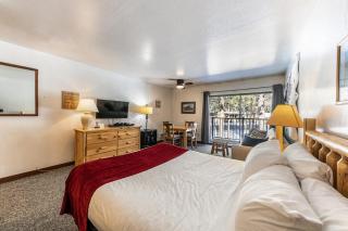 Modern Studio w/Balcony #211 at Donner Lake Village - Truckee - 7