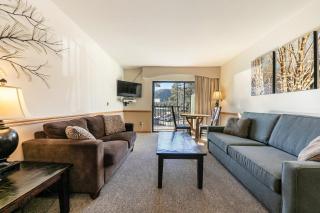 Spacious 1BR Condo w/Partial Lake View #222 at Donner Lake Village - Truckee - 8