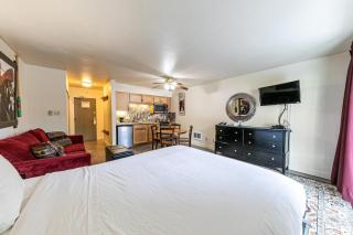 Charming Queen Studio Deluxe w/Balcony #233 at Donner Lake Village - Truckee - 6