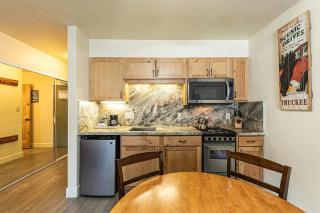 Charming Queen Studio Deluxe w/Balcony #233 at Donner Lake Village - Truckee - 7