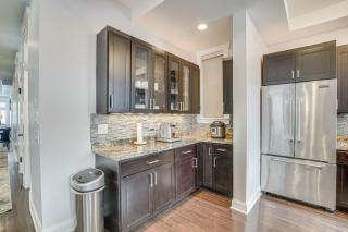 Spacious Condo w/ Deck ~ 3 Mi to Downtown Chicago! - 1