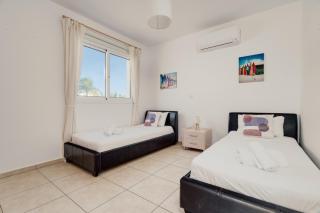 Cozy 2 Bedroom Family Apartment w/ Pool - 1