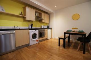 Hamilton Court Apartment for 4 Guests, Bright and Central Location with Balcony and Wi-Fi - 1