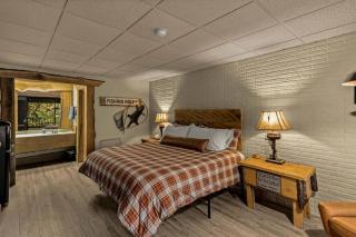 Stonegate Lodge King Bed WIFI 50in Roku TV Salt Water Pool Room #102 - 9