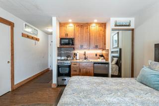 Beautiful Studio w/ Lake View #243 at Donner Lake Village - Truckee - 6