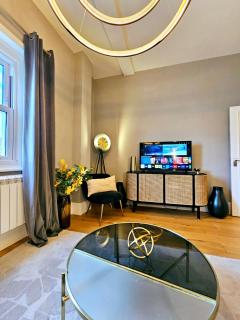 Gorgeous Hyde Park Home with Elevator Access by Tube Metro Stations - 4