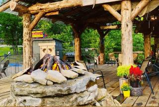 Stonegate Lodge King Bed WIFI 50 Roku TV Salt Water Pool Room #104 - 4