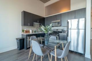 Convenient Cozy 2BR Loft with Optional Parking for 8 guests Near McCormick Place, Soldier Field and Lakefront Trail - 2