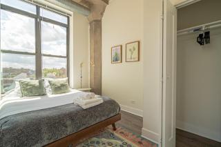 Bright 2BR Luxury Corner Suite with Optional Parking Sleeps 6 guests Near McCormick Place and Soldier Field - 1