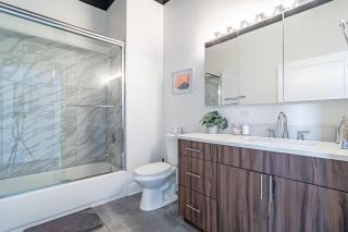 Bright 2BR Luxury Corner Suite with Optional Parking Sleeps 6 guests Near McCormick Place and Soldier Field - 4