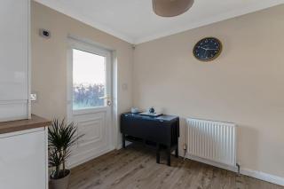 Stylish 2-Bed House Private Driveway - Glasgow - 8