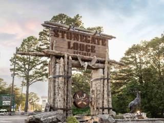 Stonegate Lodge King Bed, WIFI, 50in Roku TV, Salt Water Pool Room #107 - Eureka Springs - 3