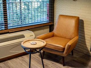 Stonegate Lodge King Bed, WIFI, 50in Roku TV, Salt Water Pool Room #107 - Eureka Springs - 6