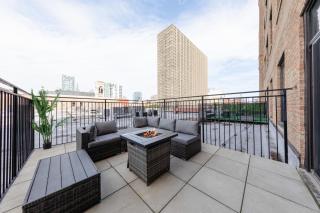 McCormick Place 2BR Suite with Patio, Skyline View and Optional Parking Sleeps 6 Near Soldier Field and Grant Park - Chicago - 0