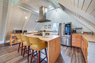Stylish Bellingham Home with Lake and Mountain Views! - Bellingham - 8