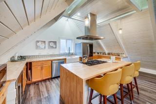 Stylish Bellingham Home with Lake and Mountain Views! - Bellingham - 4