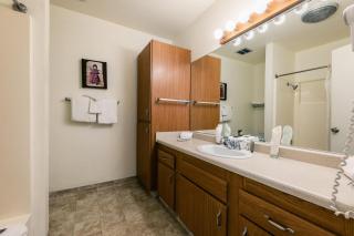 Spacious 1BR Condo w/ Lake View #136 at Donner Lake Village - Truckee - 8