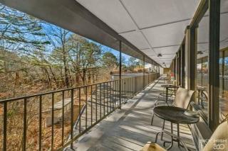 Stonegate Lodge King Bed, WIFI, 50in Roku TV, Salt Water Pool Room #108 - Eureka Springs - 6