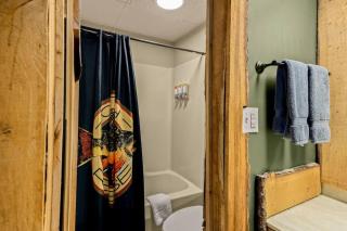 Stonegate Lodge Bed, WIFI, 50in Roku TV, Salt Water Pool Room #109 - Eureka Springs - 9