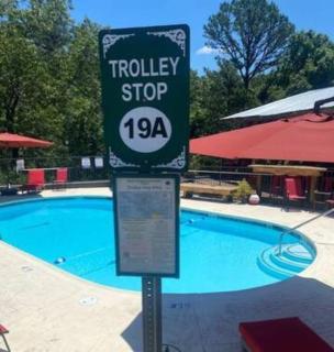 Stonegate Lodge Bed, WIFI, 50in Roku TV, Salt Water Pool Room #109 - 3