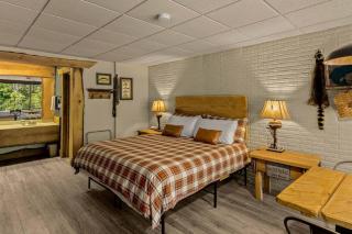 Stonegate Lodge King Bed, WIFI, 50in Roku TV, Salt Water Pool Room #110 - 0