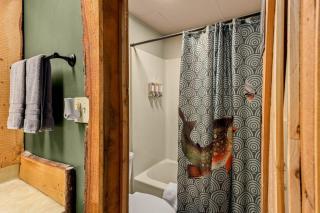 Stonegate Lodge King Bed, WIFI, 50in Roku TV, Salt Water Pool Room #110 - 1