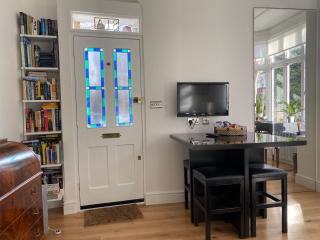 Interior Designed Flat near Kew Botanical Gardens - London - 7