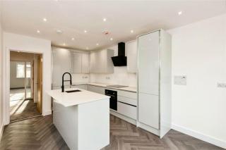 Brand new modern Cheltenham home - - 6