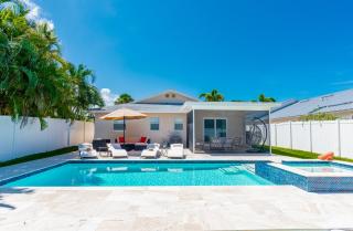 Endless Paradise -New Salt Water Pool! Relax! Walk to Beach! - Naples - 0