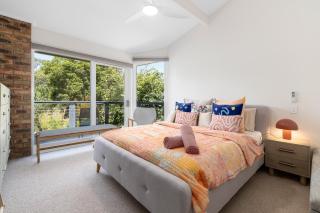 Sweet Water Serenity - Vintage Furnishings - Pool - Frankston South - 7
