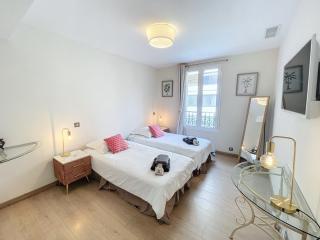 Cannes Close Centre 2 BR 2 bath mezzanine & balconies Exceptional Rating Ideal Families Easy parking by Olam Properties - 2