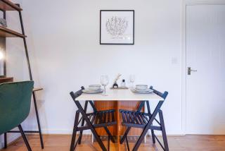 Stylish Central Apartment with Free Parking, Fast WiFI and Smart TV by Yoko Property - 4