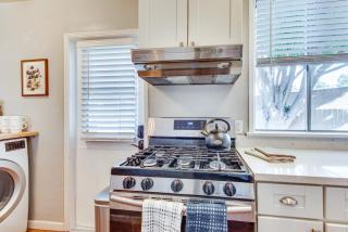 1 Mi to Shopping and Dining Central Burbank Duplex - 5