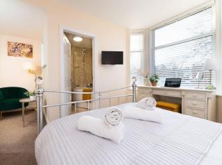 HUGE 12 Bedroom sleep 24 luxury with 2 HOT TUBS - Scarborough - 2