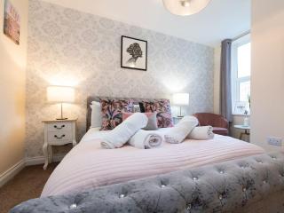HUGE 12 Bedroom sleep 24 luxury with 2 HOT TUBS - Scarborough - 6